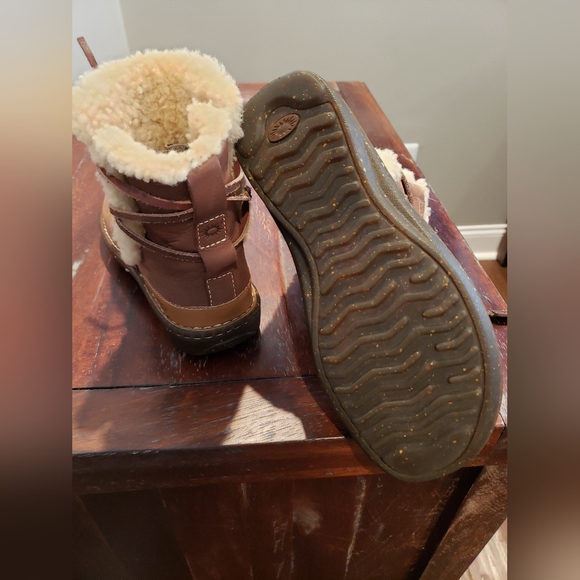 UGG Caspian Sued Boot - Picture 6 of 7